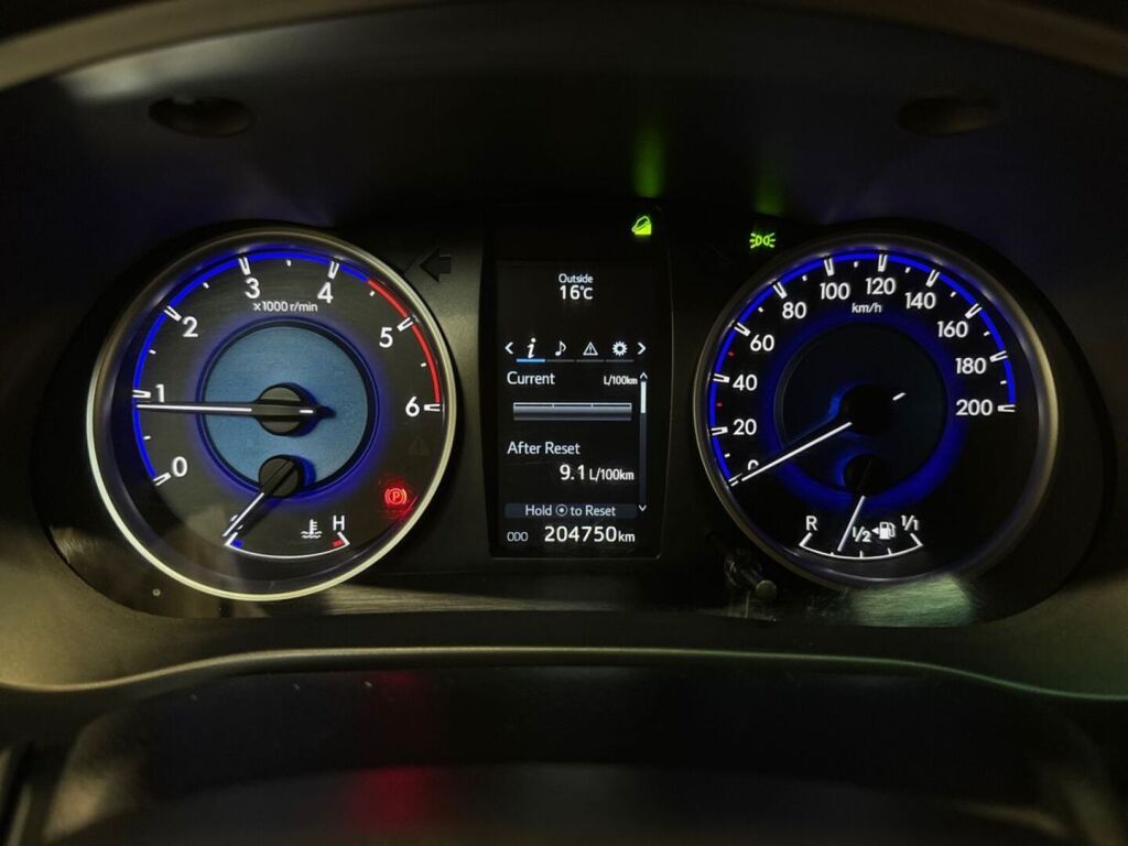 Toyota Hilux 2017 Punainen