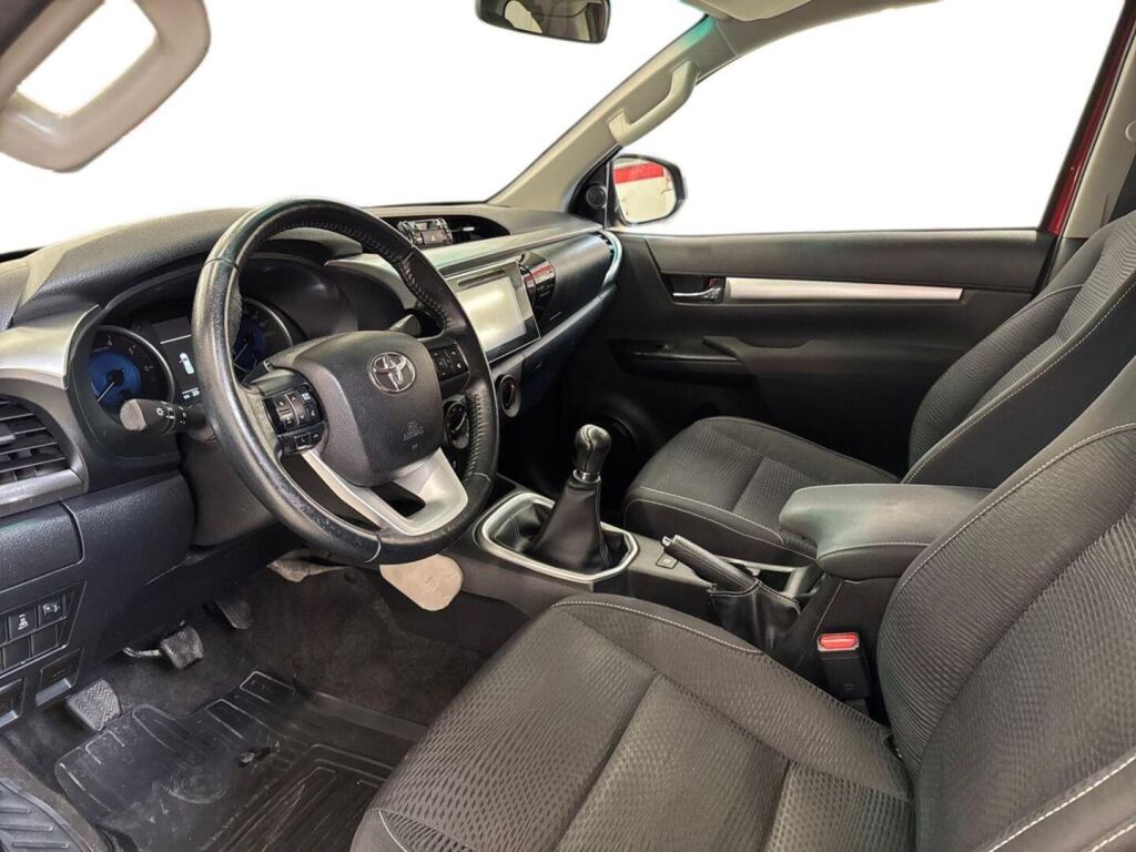 Toyota Hilux 2017 Punainen