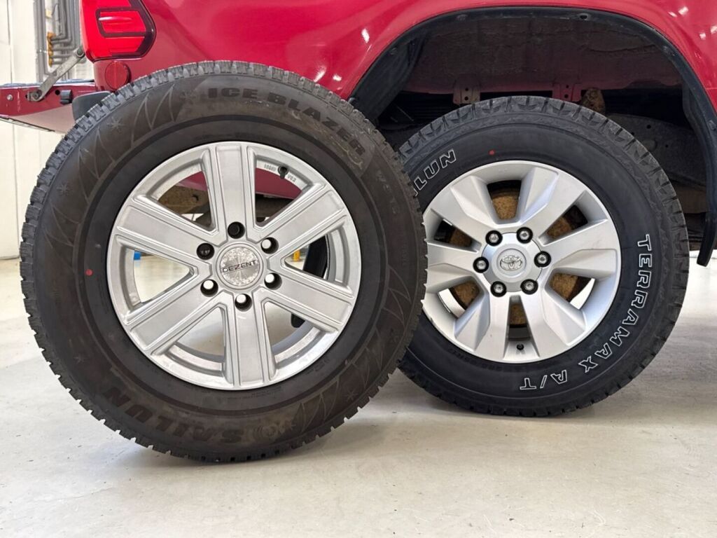Toyota Hilux 2017 Punainen