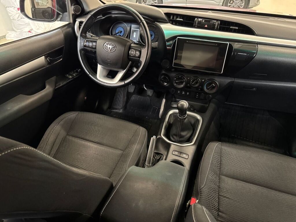 Toyota Hilux 2017 Punainen