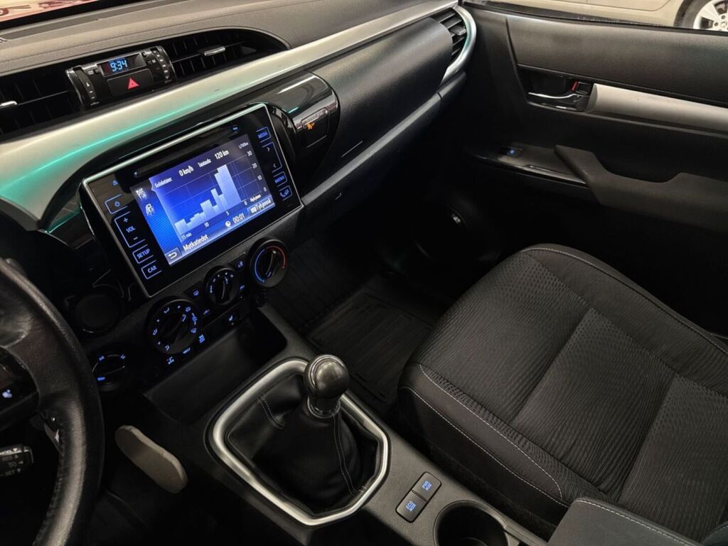 Toyota Hilux 2017 Punainen