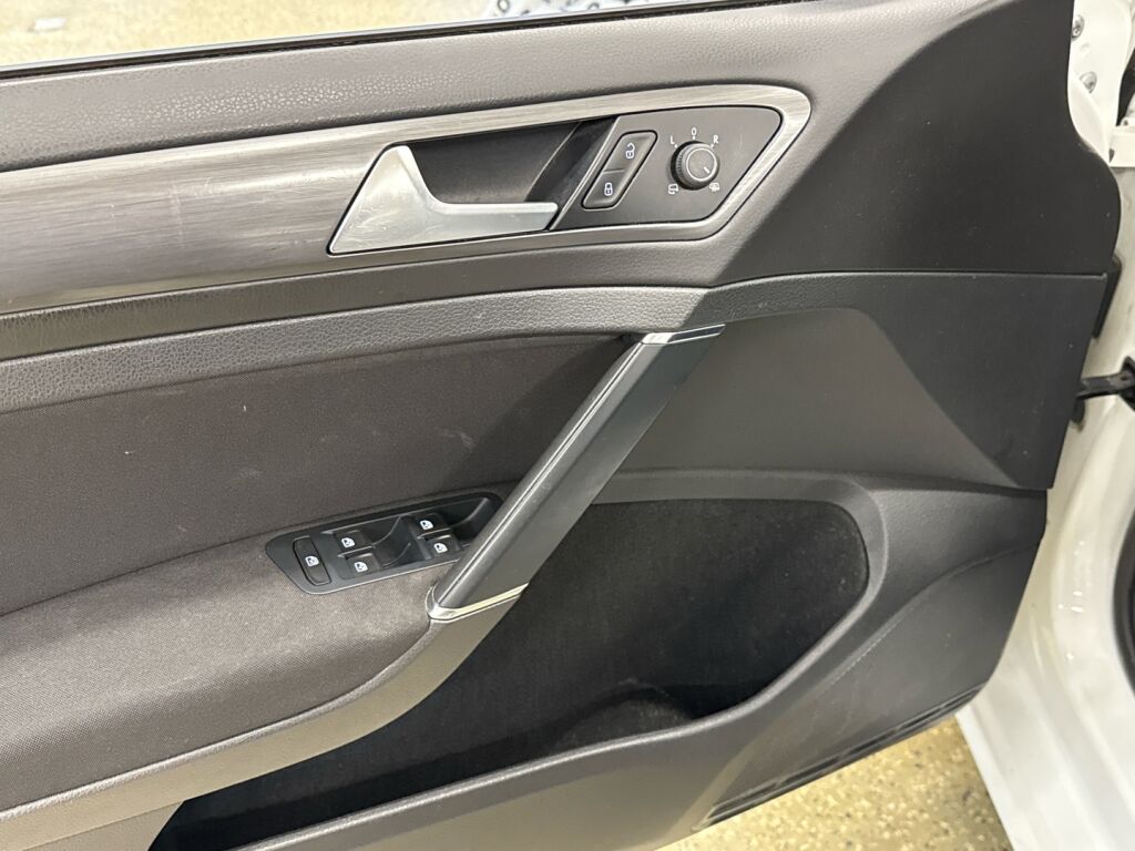 Volkswagen Golf 2017 Valkoinen