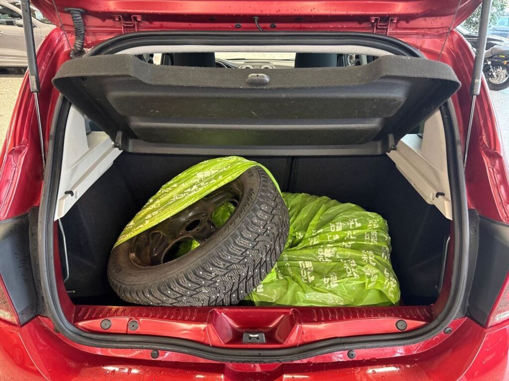 Dacia Sandero 2017 Punainen