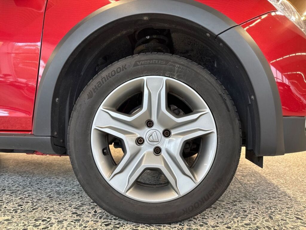 Dacia Sandero 2017 Punainen