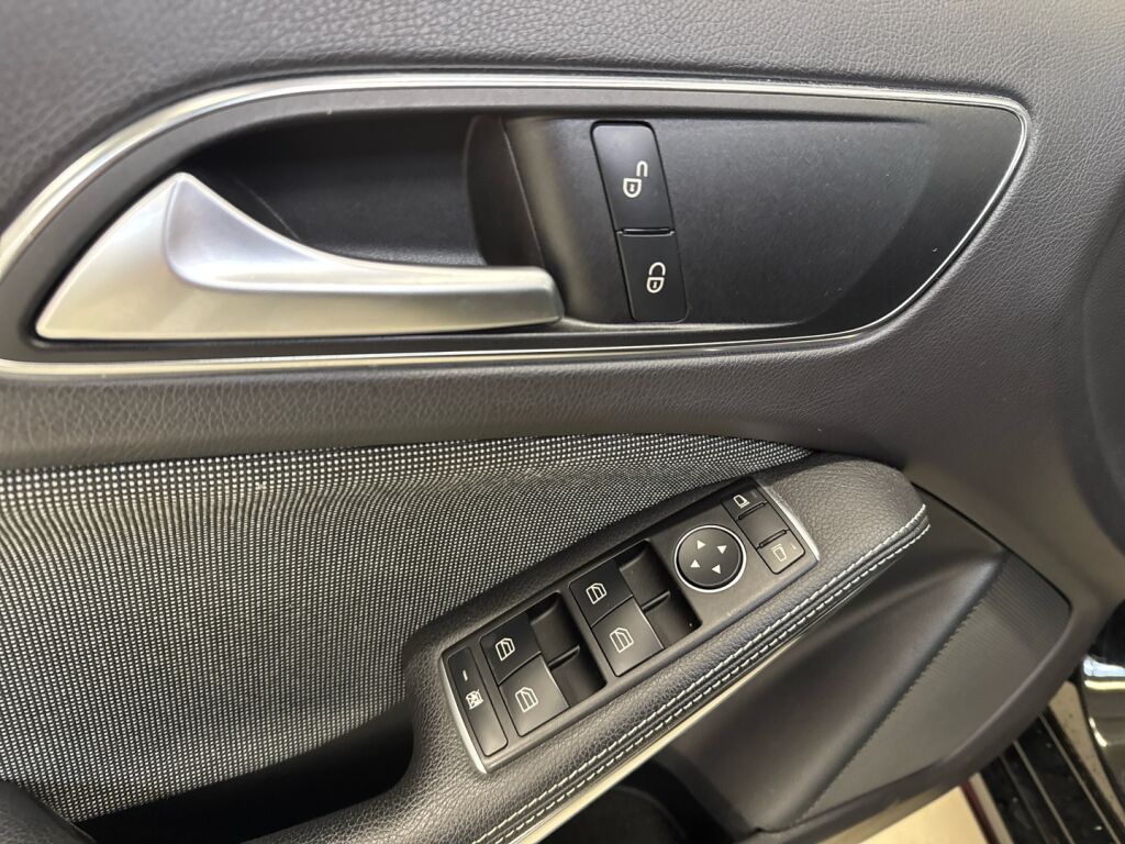 Mercedes-Benz A 2017 Musta