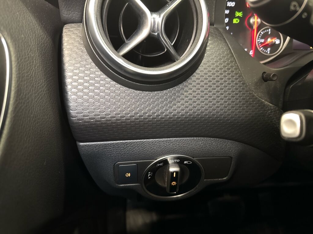 Mercedes-Benz A 2017 Musta