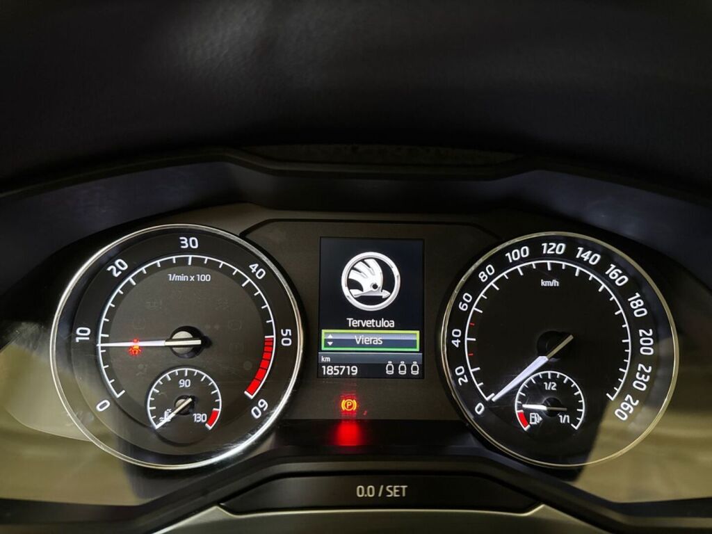 Skoda Superb 2018 Valkoinen