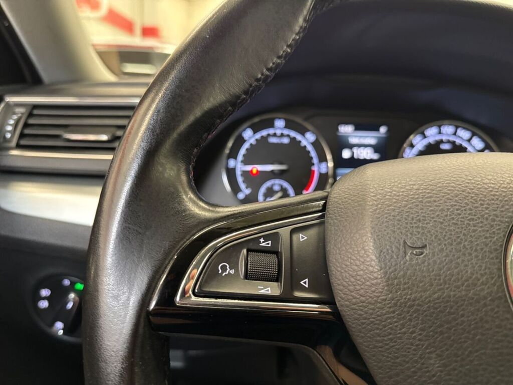 Skoda Superb 2018 Valkoinen