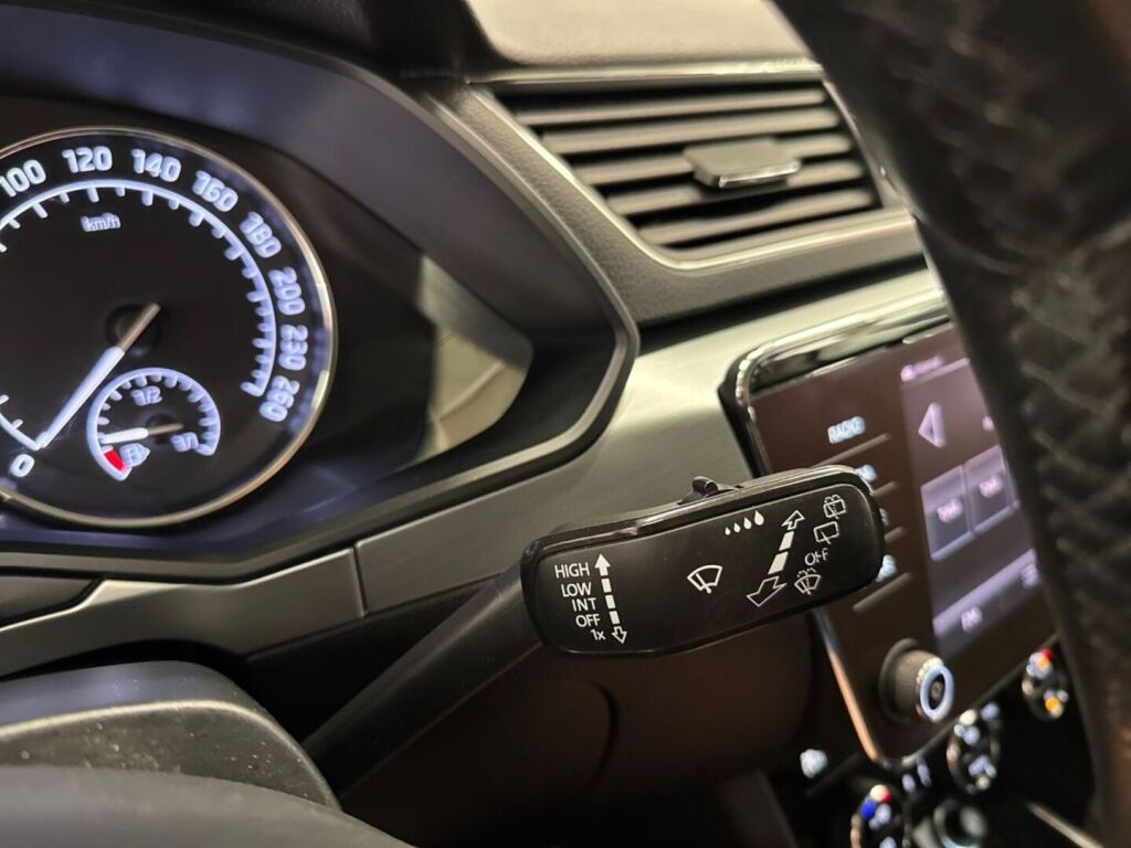 Skoda Superb 2018 Valkoinen
