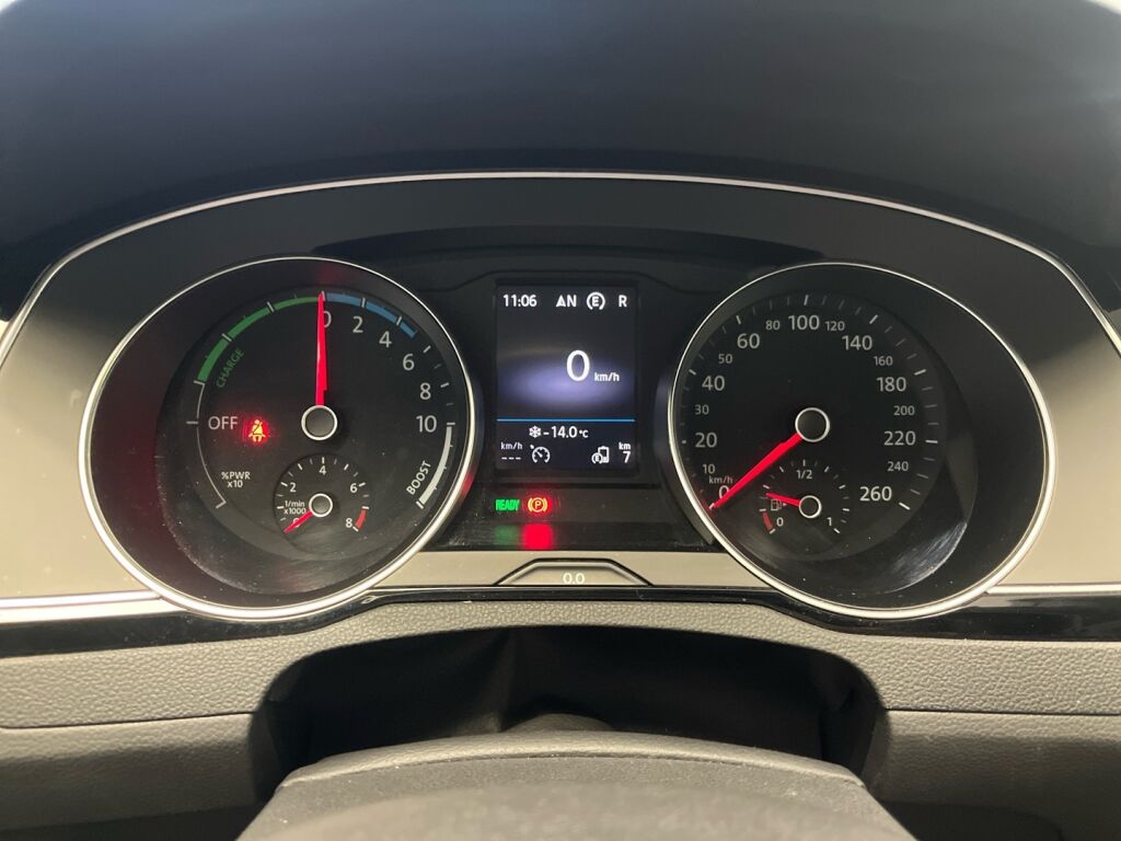 Volkswagen Passat 2018 Valkoinen