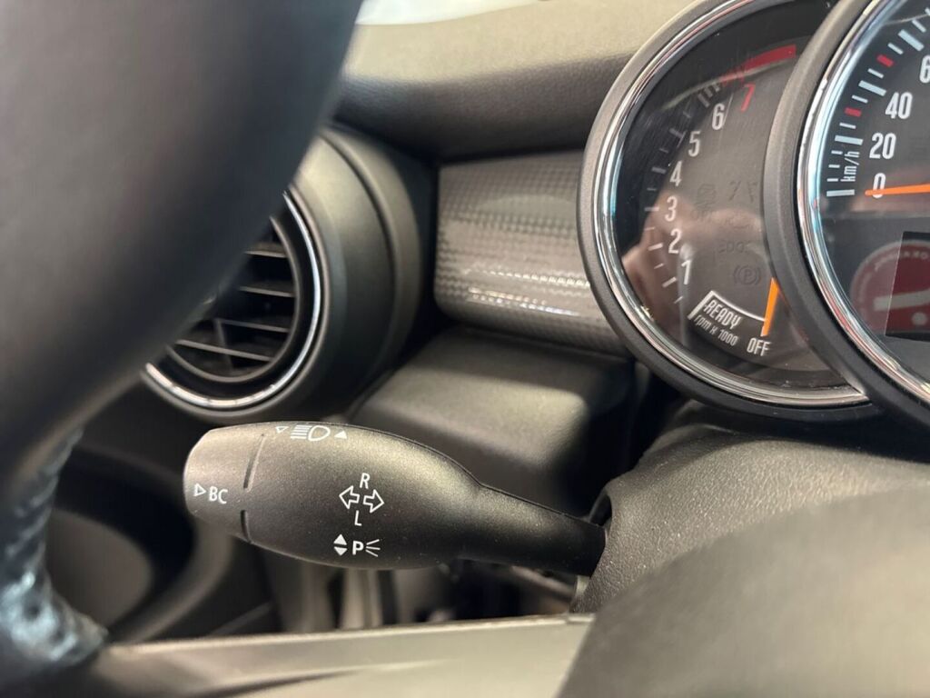 Mini Hatchback 2019 Harmaa