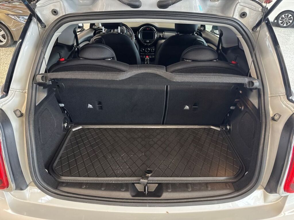 Mini Hatchback 2019 Harmaa