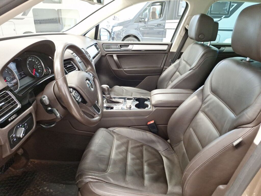 Volkswagen Touareg 2016 Ruskea (beige)