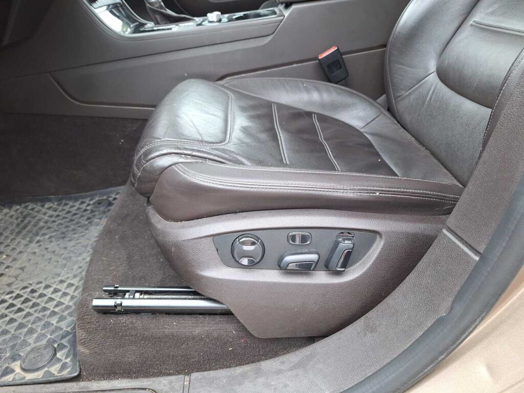 Volkswagen Touareg 2016 Ruskea (beige)