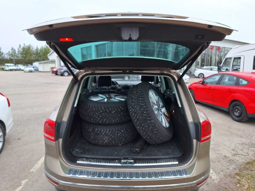 Volkswagen Touareg 2016 Ruskea (beige)