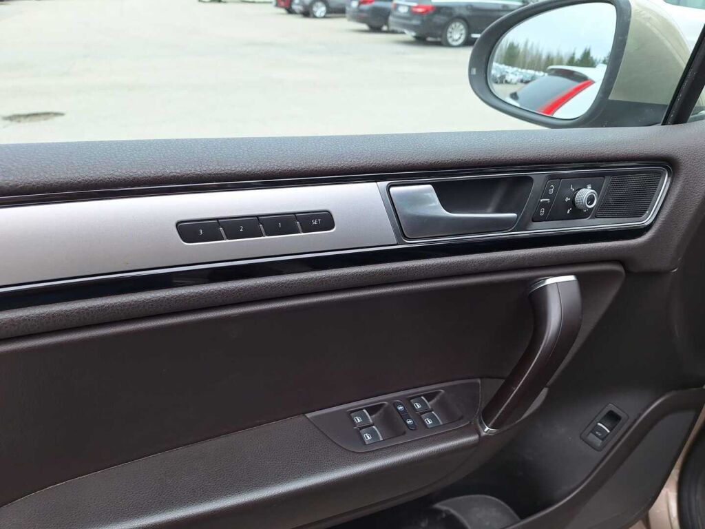 Volkswagen Touareg 2016 Ruskea (beige)