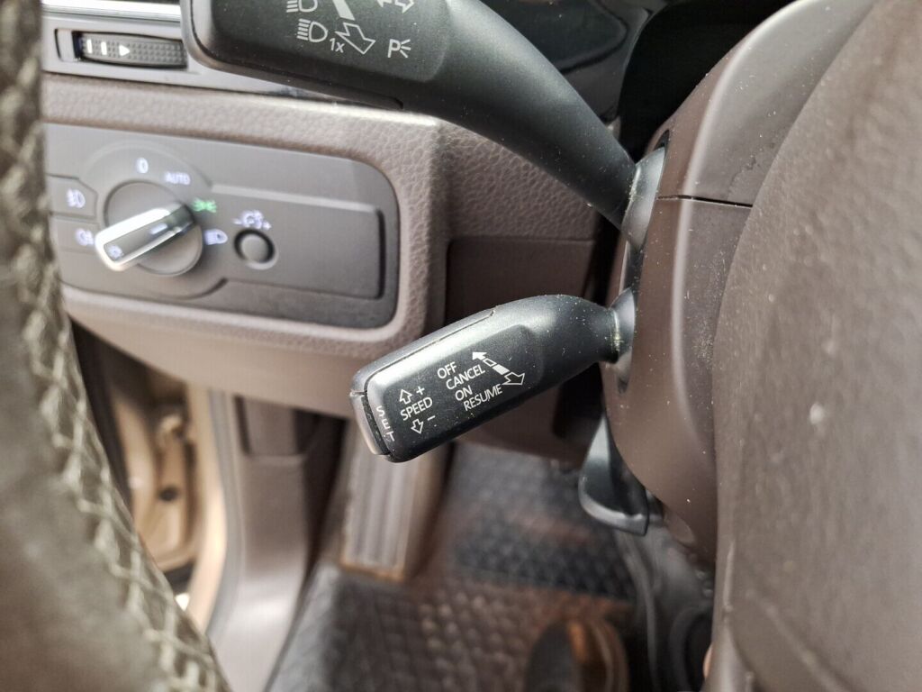 Volkswagen Touareg 2016 Ruskea (beige)