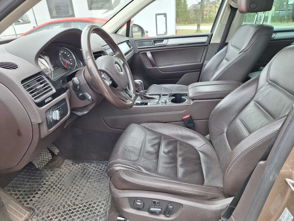 Volkswagen Touareg 2016 Ruskea (beige)