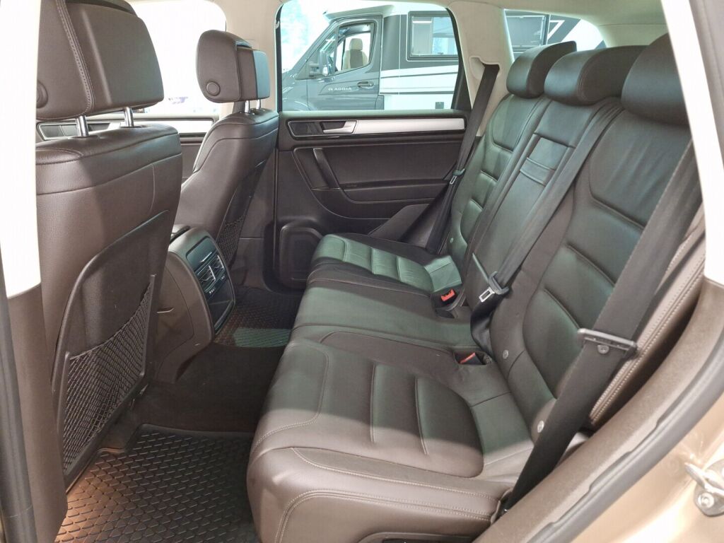 Volkswagen Touareg 2016 Ruskea (beige)