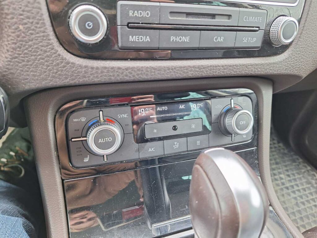 Volkswagen Touareg 2016 Ruskea (beige)