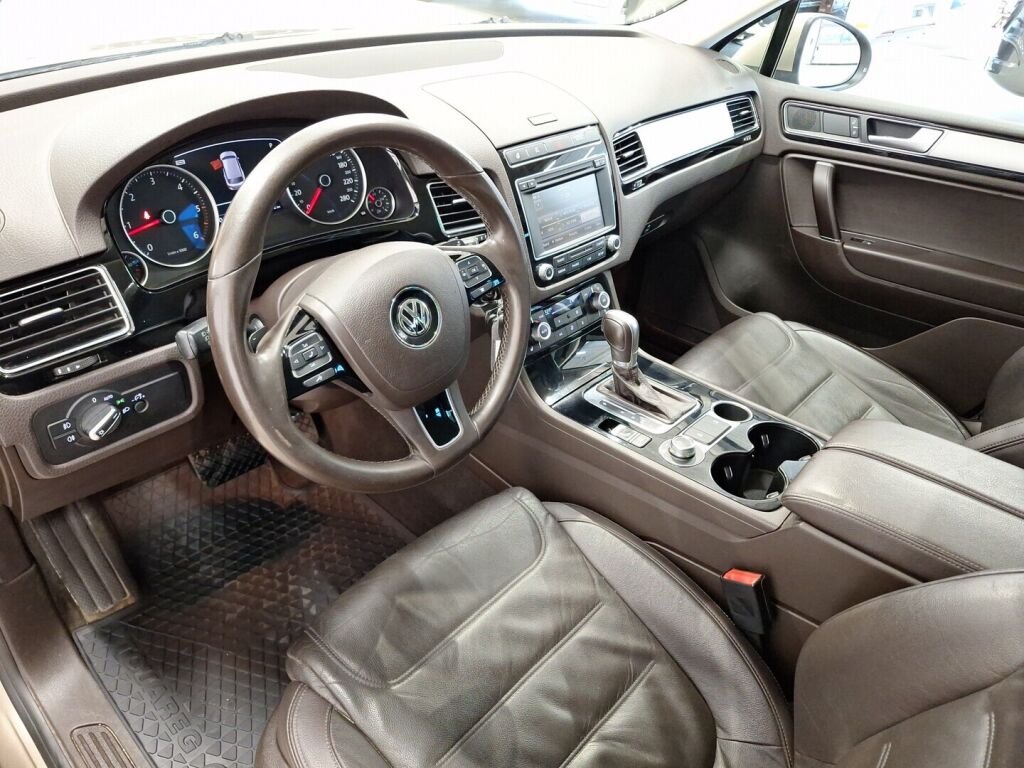 Volkswagen Touareg 2016 Ruskea (beige)