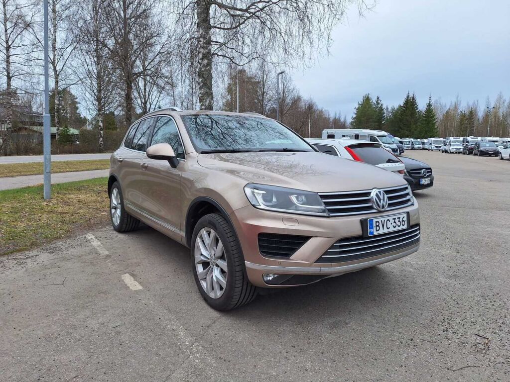 Volkswagen Touareg 2016 Ruskea (beige)