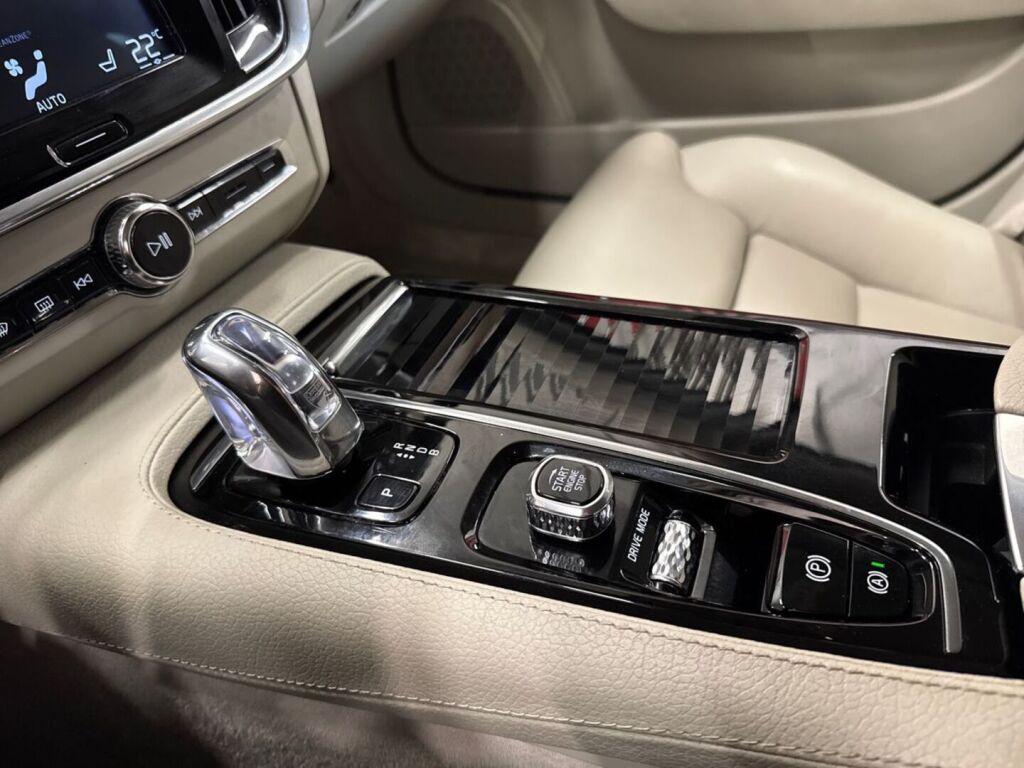 Volvo V90 2018 Musta