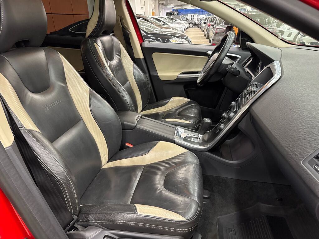 Volvo XC60 2012 Punainen