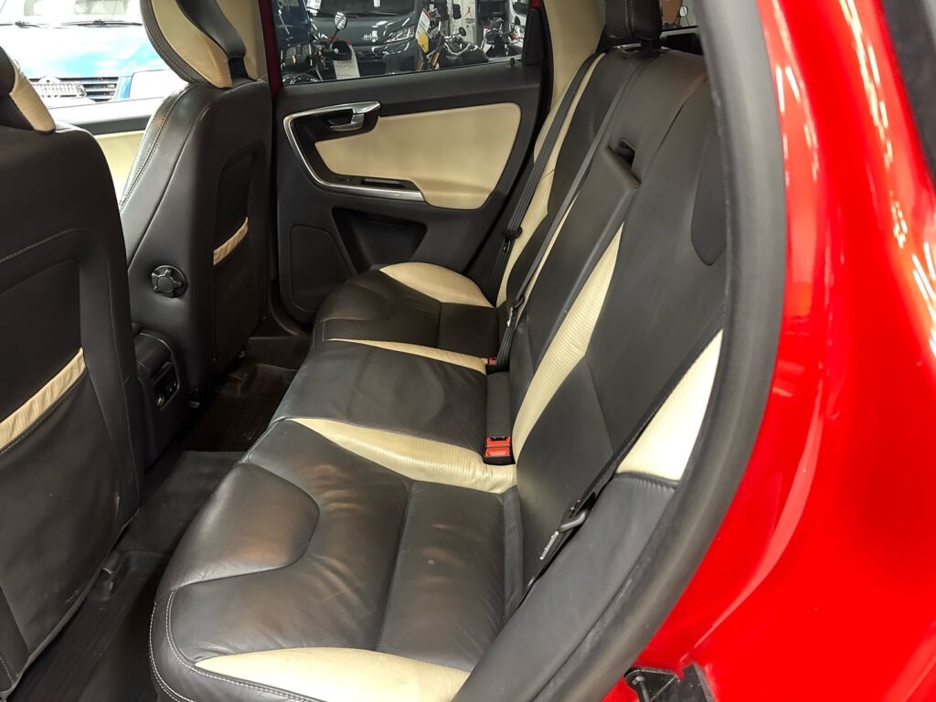 Volvo XC60 2012 Punainen