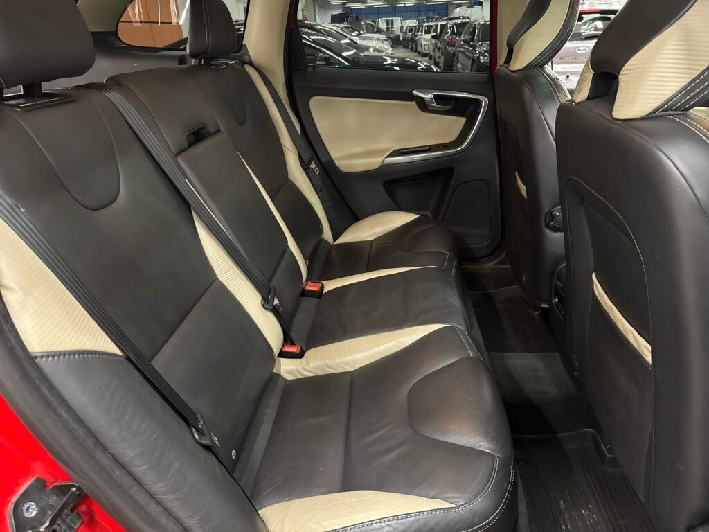 Volvo XC60 2012 Punainen