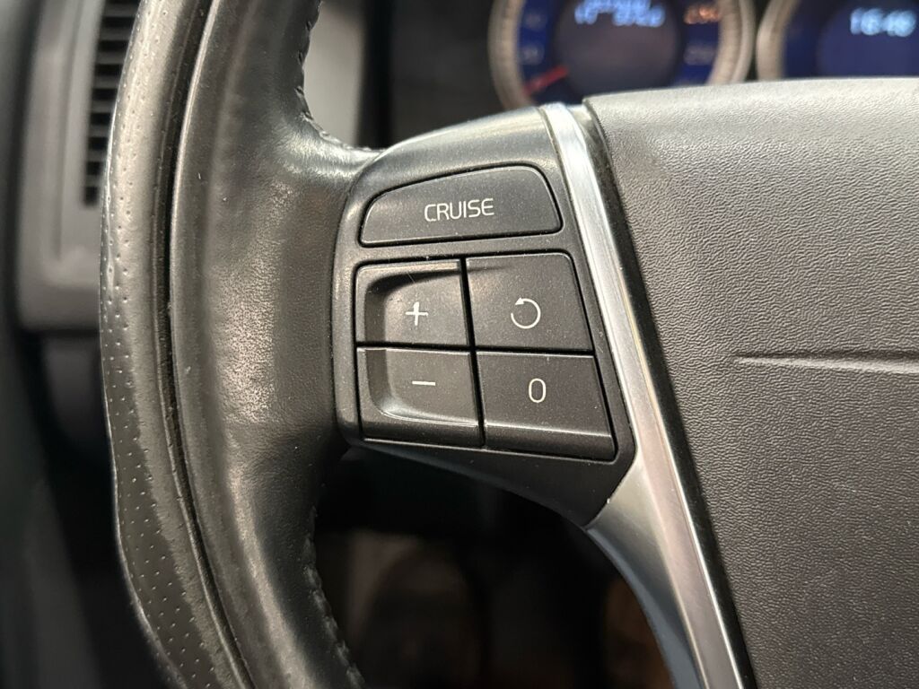 Volvo XC60 2012 Punainen