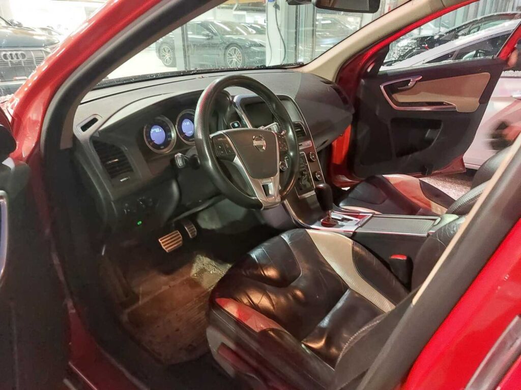 Volvo XC60 2012 Punainen