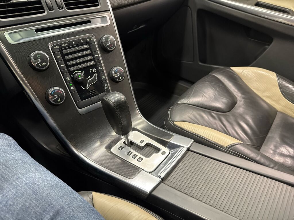 Volvo XC60 2012 Punainen