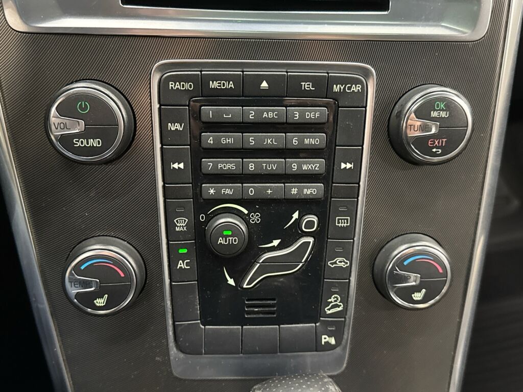 Volvo XC60 2012 Punainen