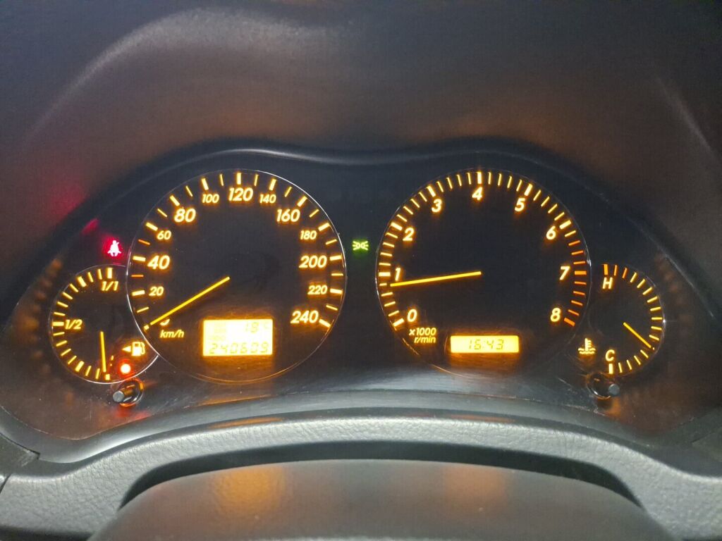 Toyota Avensis 2005 Punainen