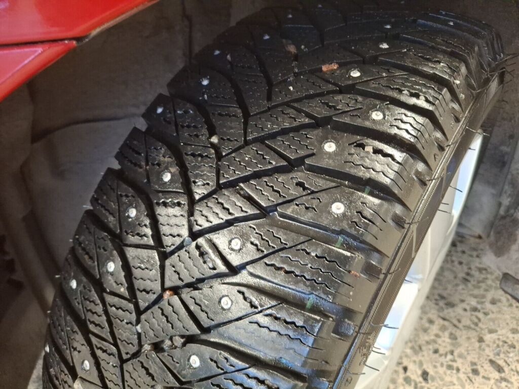 Toyota Avensis 2005 Punainen