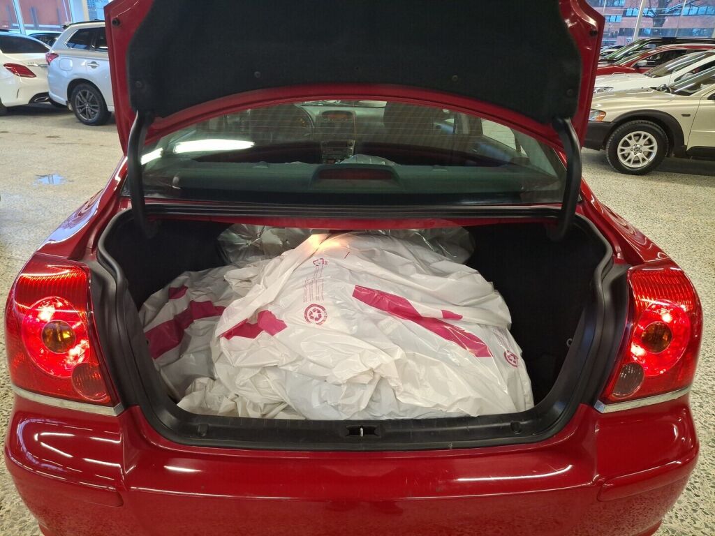 Toyota Avensis 2005 Punainen