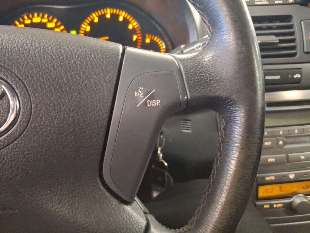 Toyota Avensis 2005 Punainen