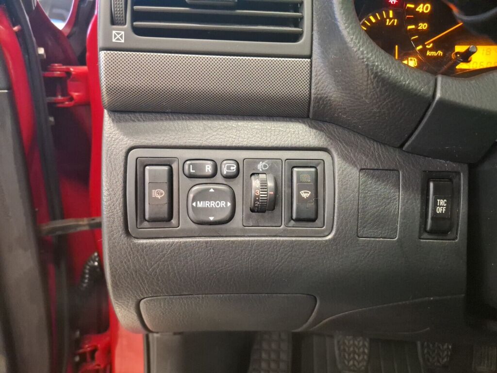 Toyota Avensis 2005 Punainen