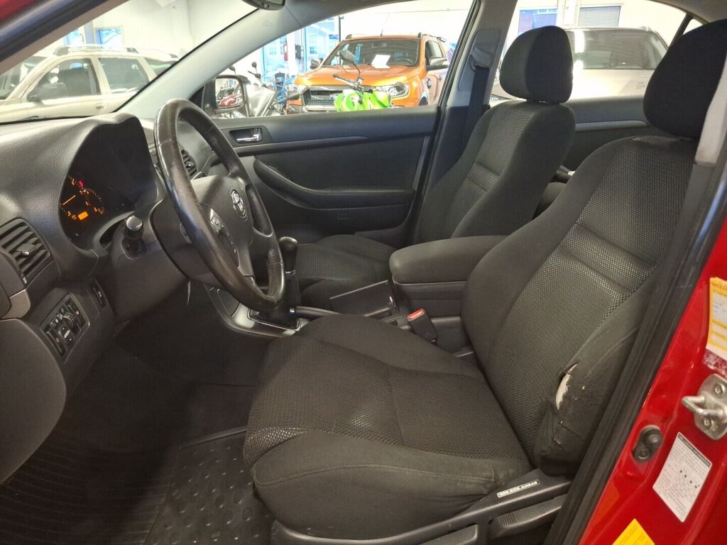 Toyota Avensis 2005 Punainen