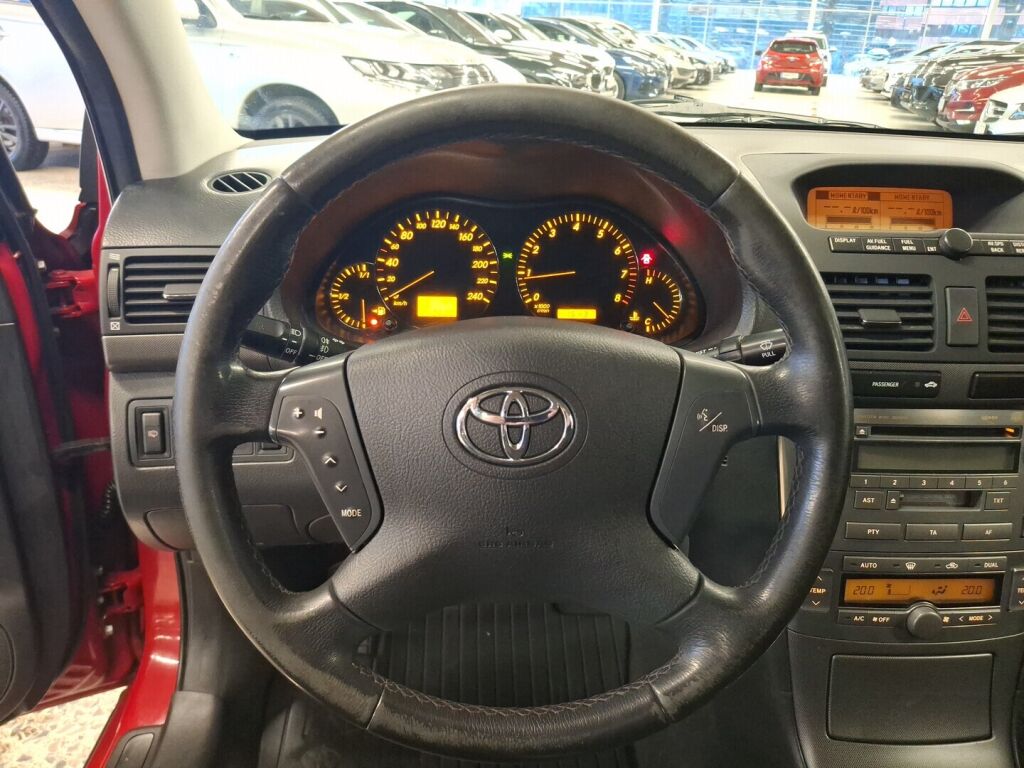 Toyota Avensis 2005 Punainen