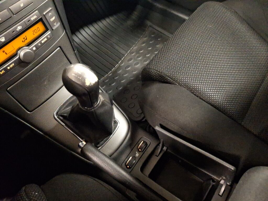 Toyota Avensis 2005 Punainen