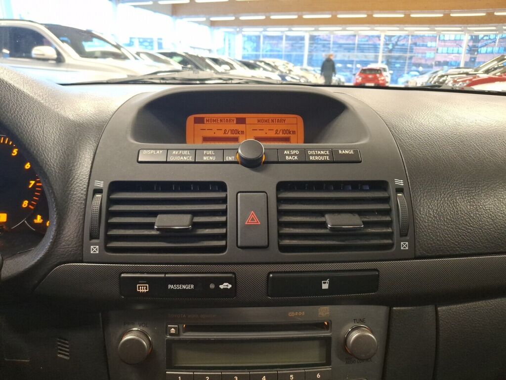 Toyota Avensis 2005 Punainen