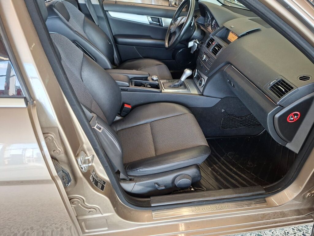 Mercedes-Benz C 2011 Ruskea (beige)
