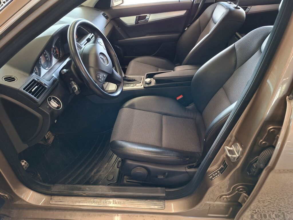 Mercedes-Benz C 2011 Ruskea (beige)