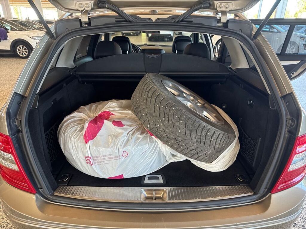 Mercedes-Benz C 2011 Ruskea (beige)