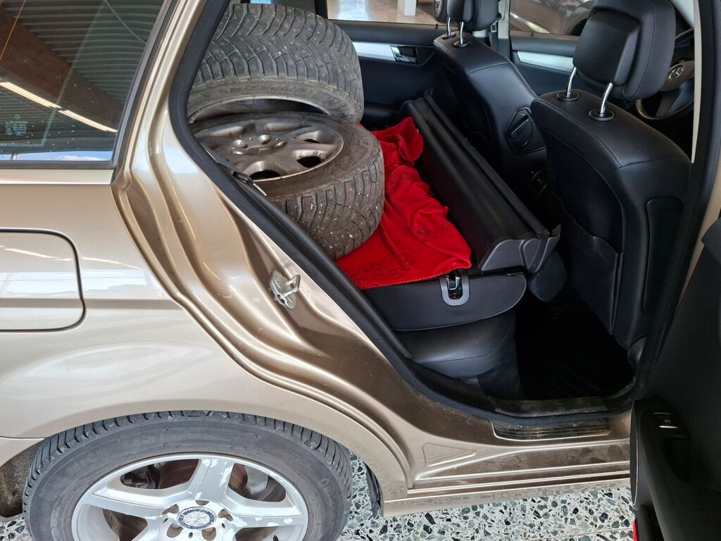 Mercedes-Benz C 2011 Ruskea (beige)
