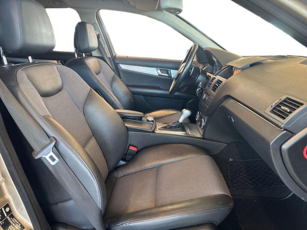 Mercedes-Benz C 2011 Ruskea (beige)