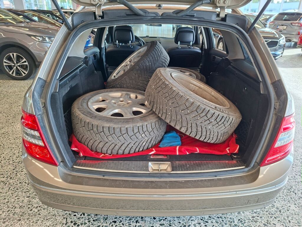 Mercedes-Benz C 2011 Ruskea (beige)