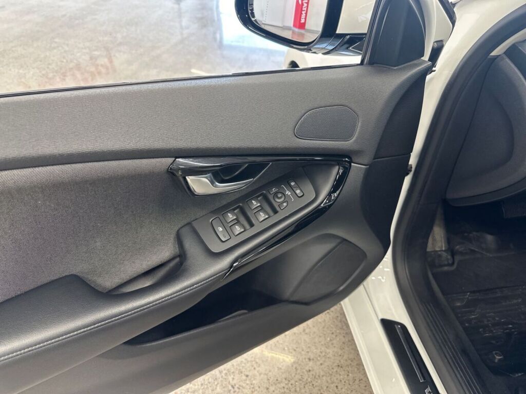 Volvo V40 2019 Valkoinen